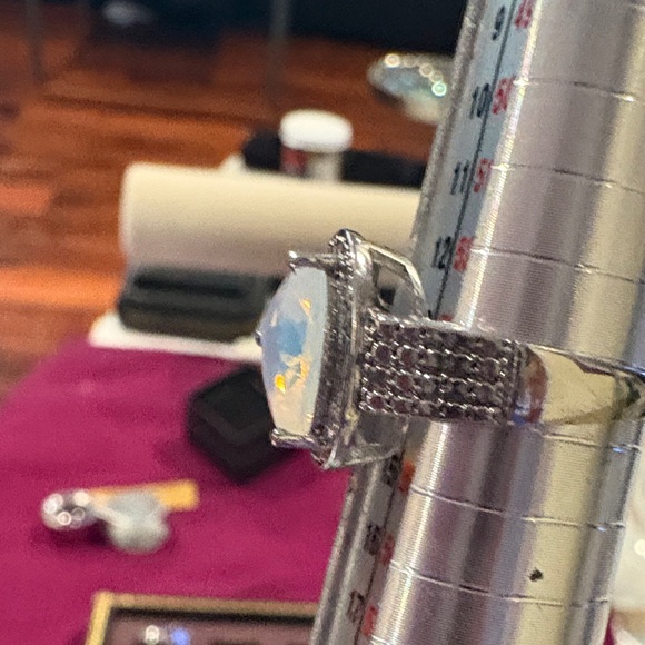 Elegant Silver Opal Ring - Picture 3 of 5